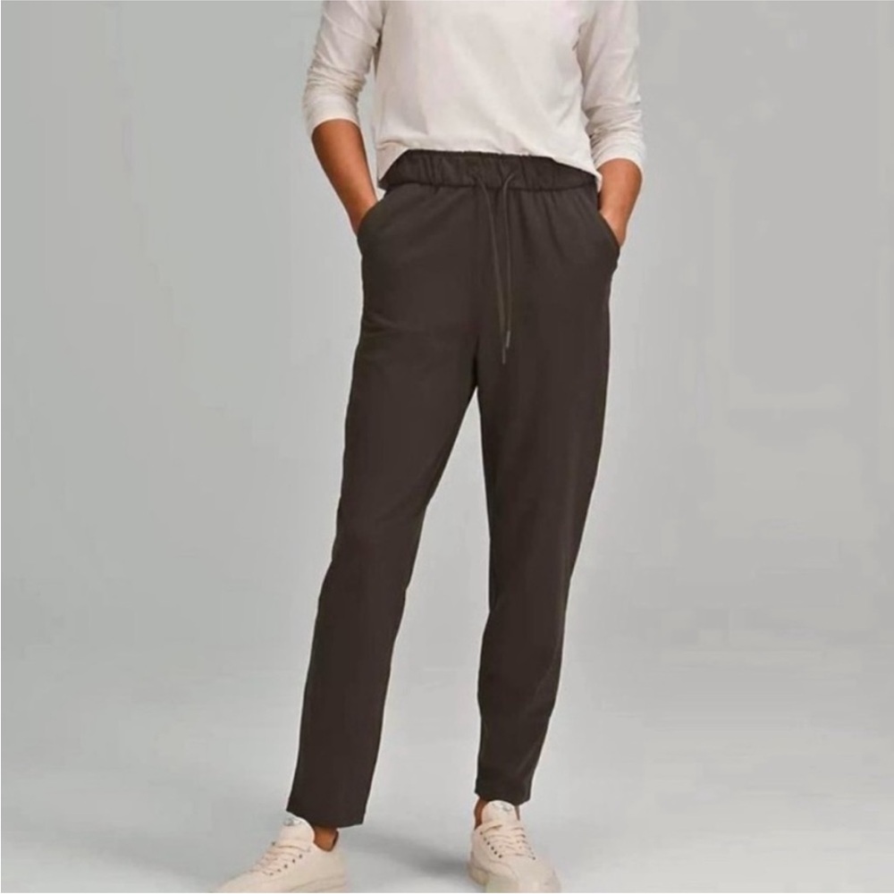 Lululemon Casual Tapered Leg MR 7/8 Green Pants